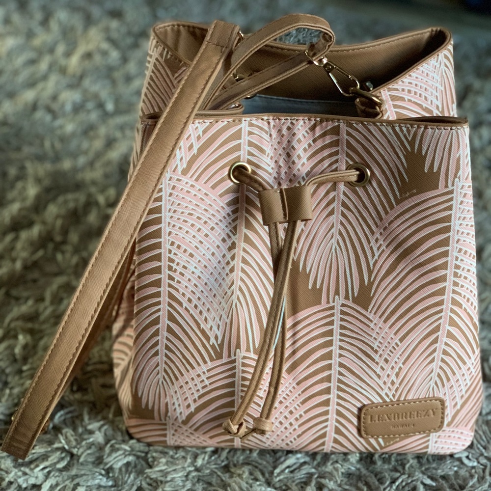 LEXBREEZY Palm Pakeke Bag